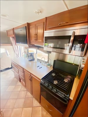 Make great memories in my Roomy Thor Chateau 31L!