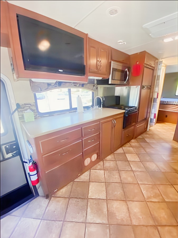 Make great memories in my Roomy Thor Chateau 31L!