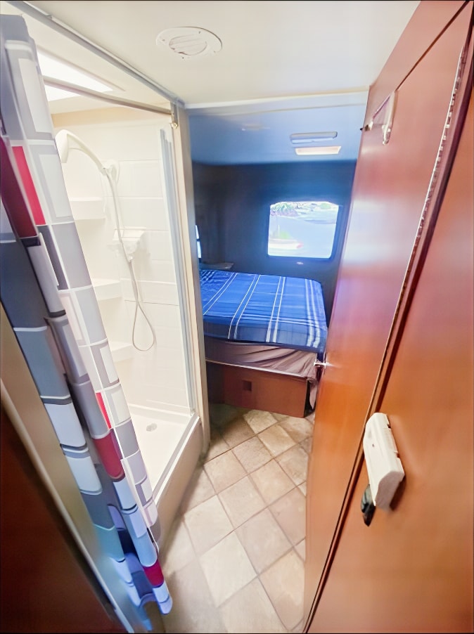 Make great memories in my Roomy Thor Chateau 31L!