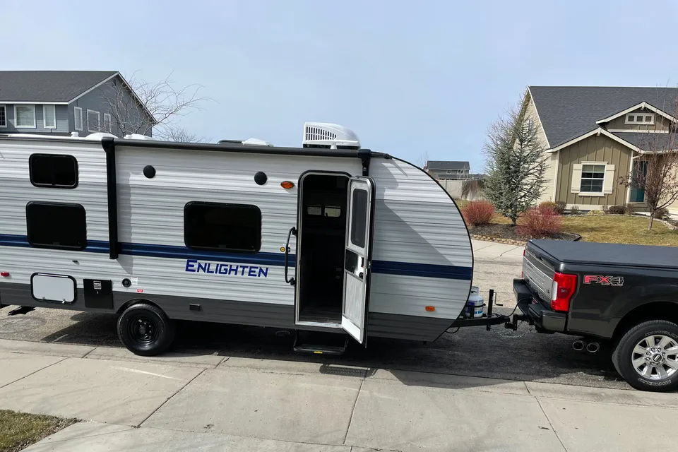 Aaron's Gulfstream Enlighten 19BH Travel Trailer