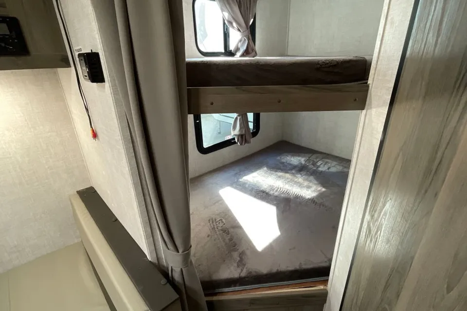 Aaron's Gulfstream Enlighten 19BH Travel Trailer