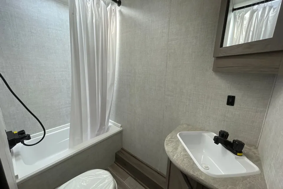 Aaron's Gulfstream Enlighten 19BH Travel Trailer