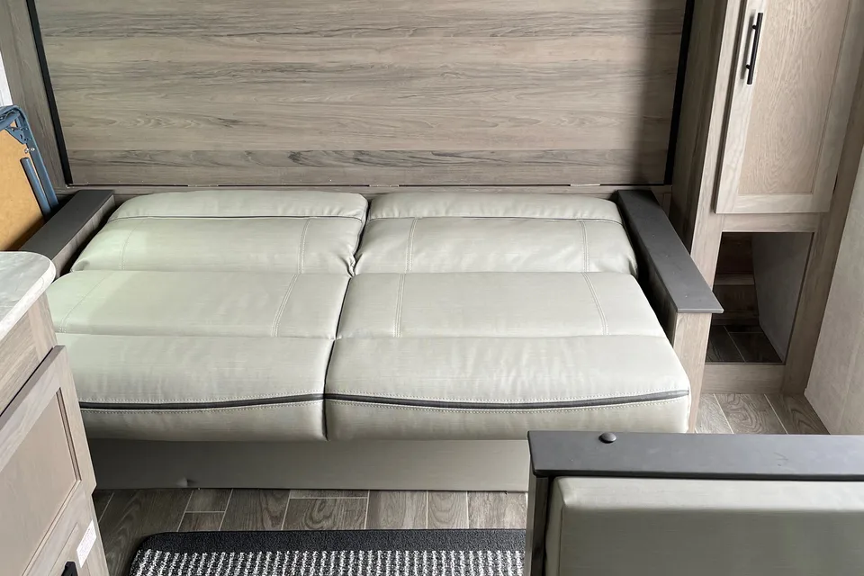 Aaron's Gulfstream Enlighten 19BH Travel Trailer