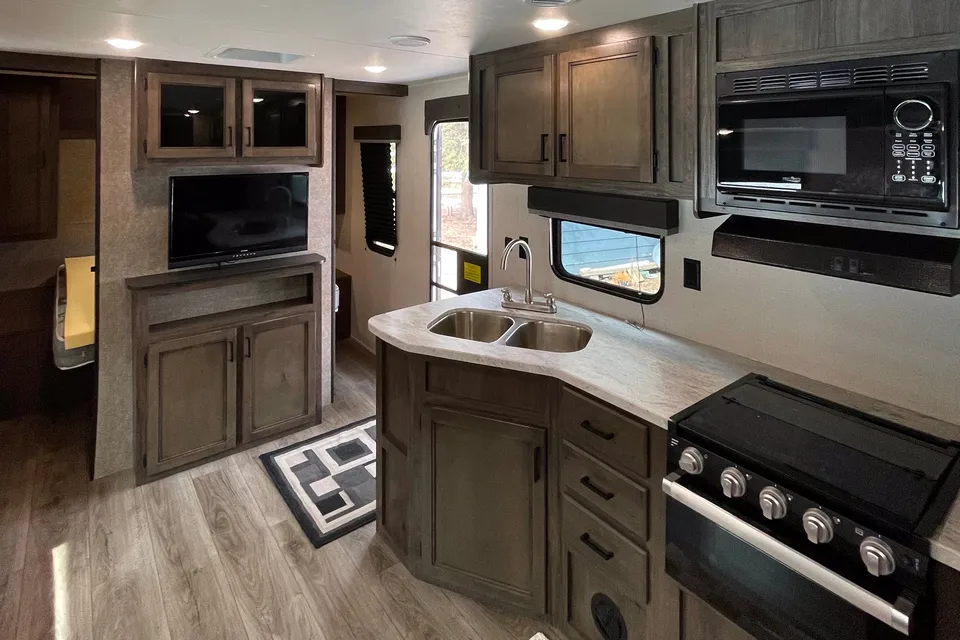 Tom's Starcraft Autumn Ridge Travel Trailer