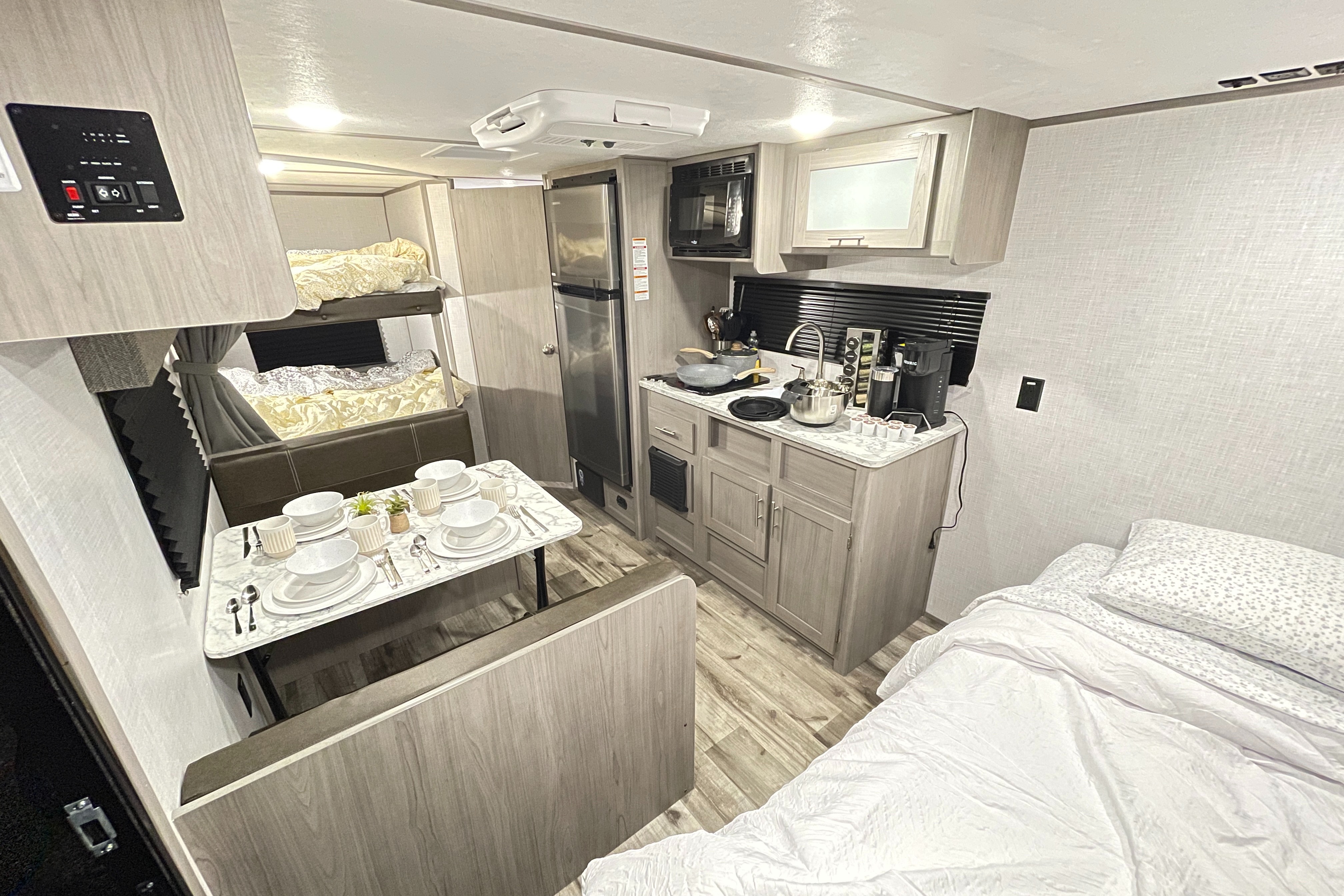  Coleman RV trailer Sleeps 7 Lightweight