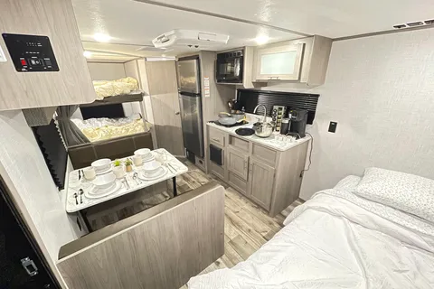  Coleman RV trailer Sleeps 7 Lightweight