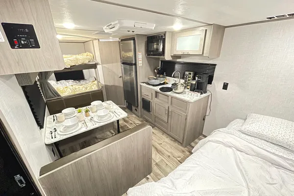 Coleman RV trailer Sleeps 7 Lightweight