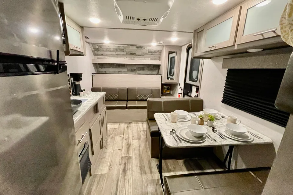  Coleman RV trailer Sleeps 7 Lightweight