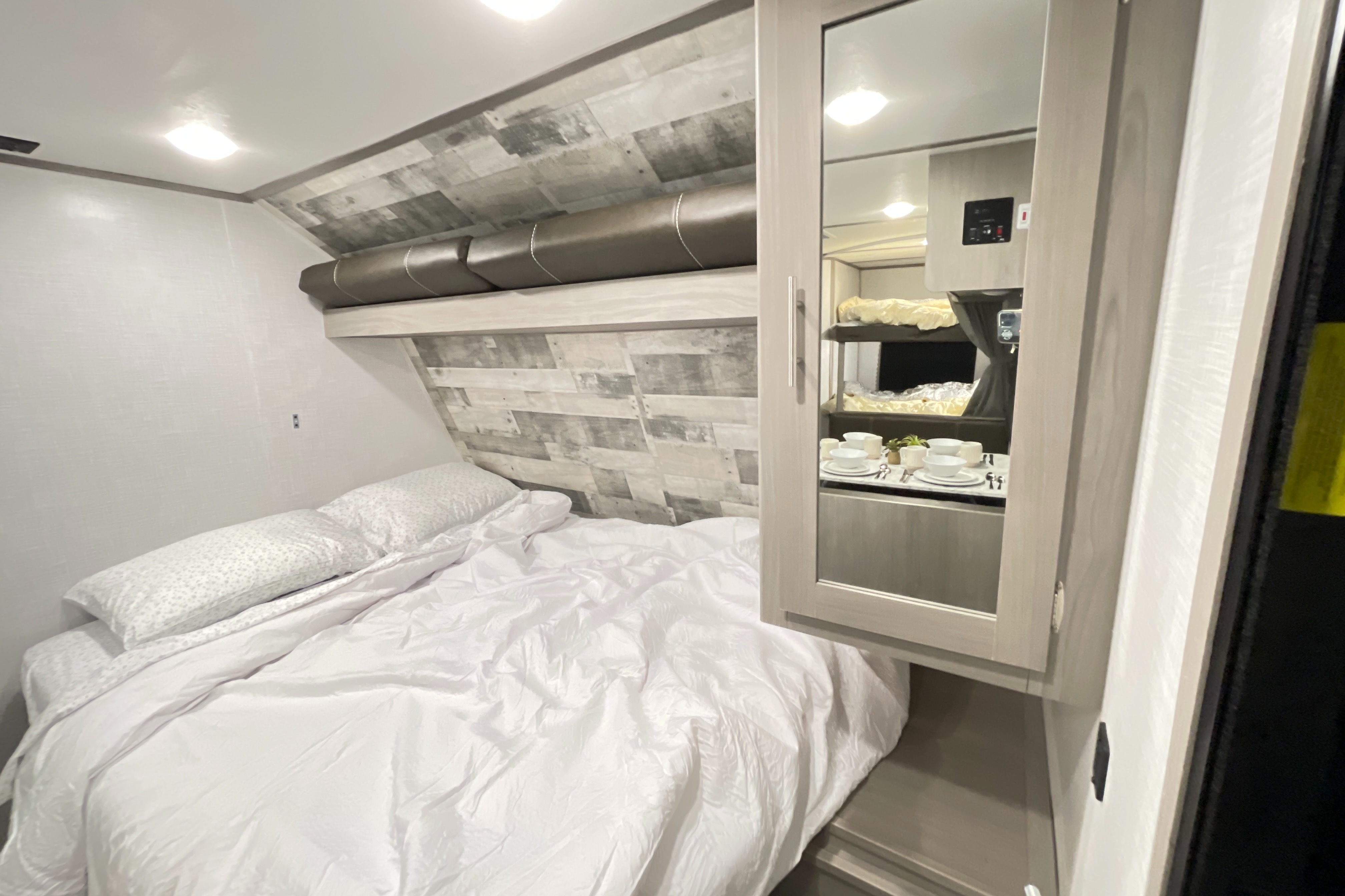  Coleman RV trailer Sleeps 7 Lightweight