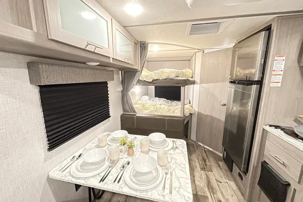 Coleman RV trailer Sleeps 7 Lightweight