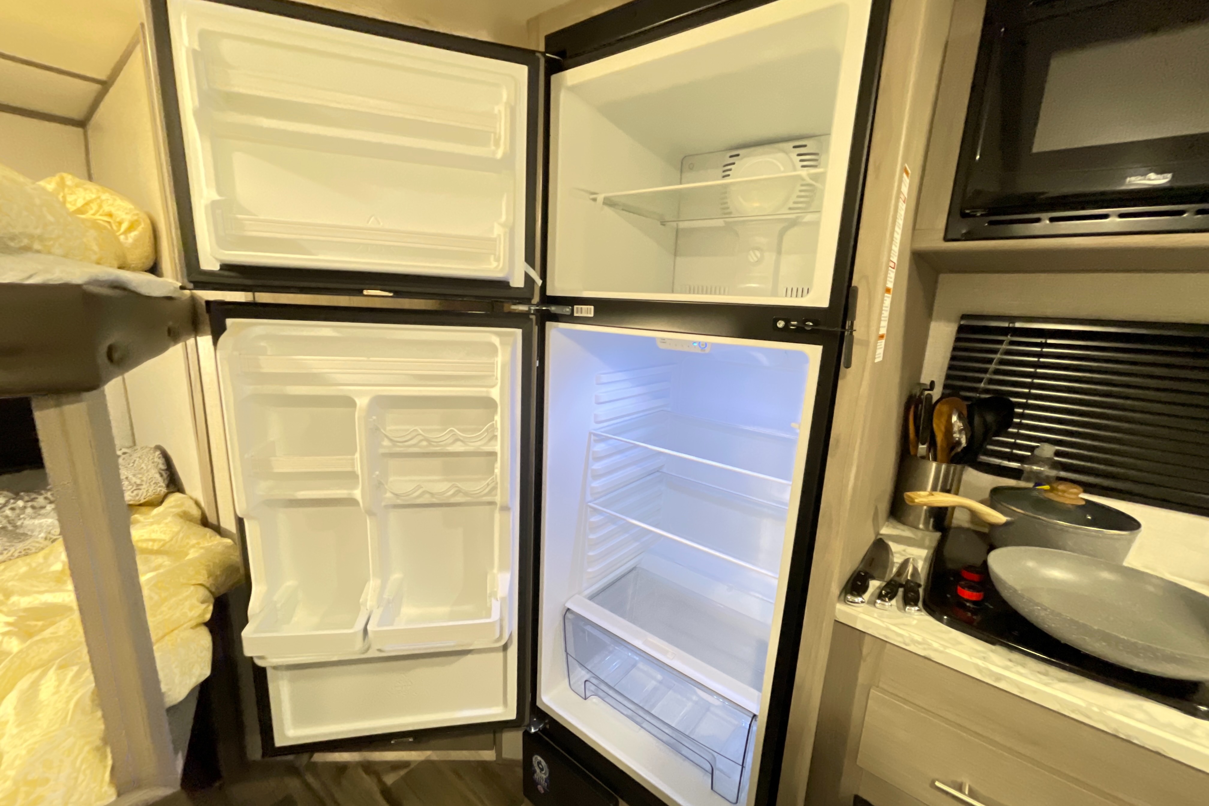  Coleman RV trailer Sleeps 7 Lightweight