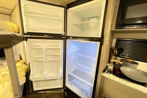 Coleman RV trailer Sleeps 7 Lightweight