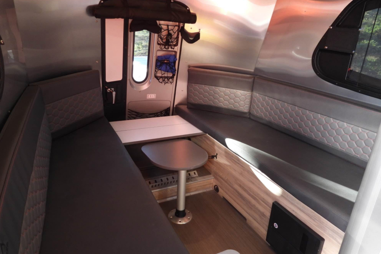 Roulotte Airstream Basecamp 16