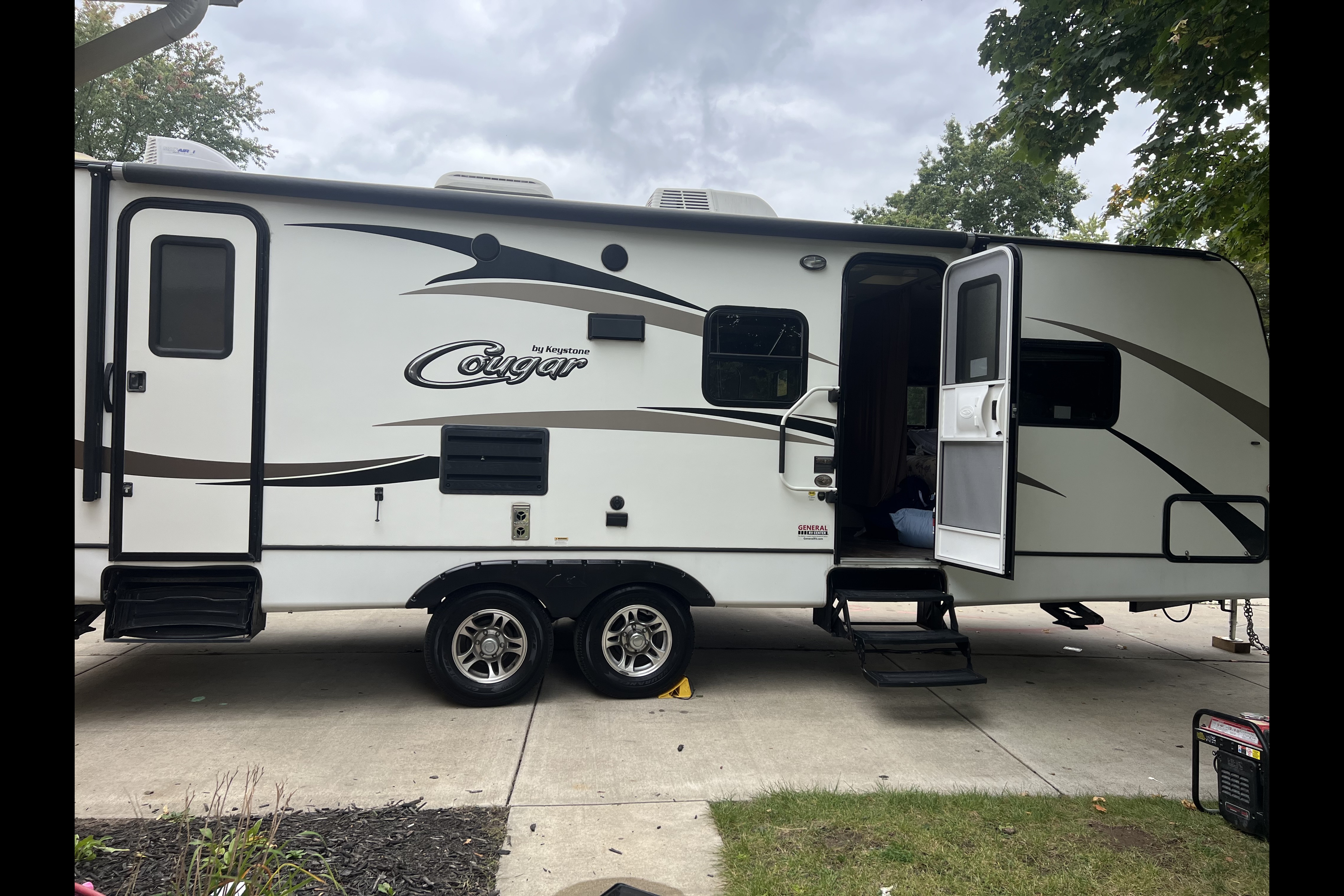 Laura's cozy Keystone Cougar Travel Trailer