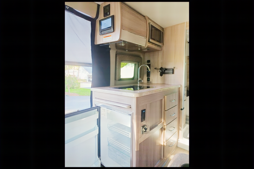 2022 CONVENIENT & EASY TO DRIVE RV!!! THOR SCOPE 18M
