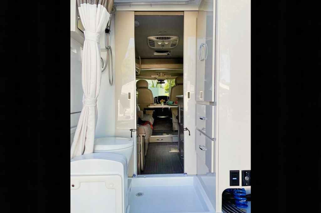 2022 CONVENIENT & EASY TO DRIVE RV!!! THOR SCOPE 18M