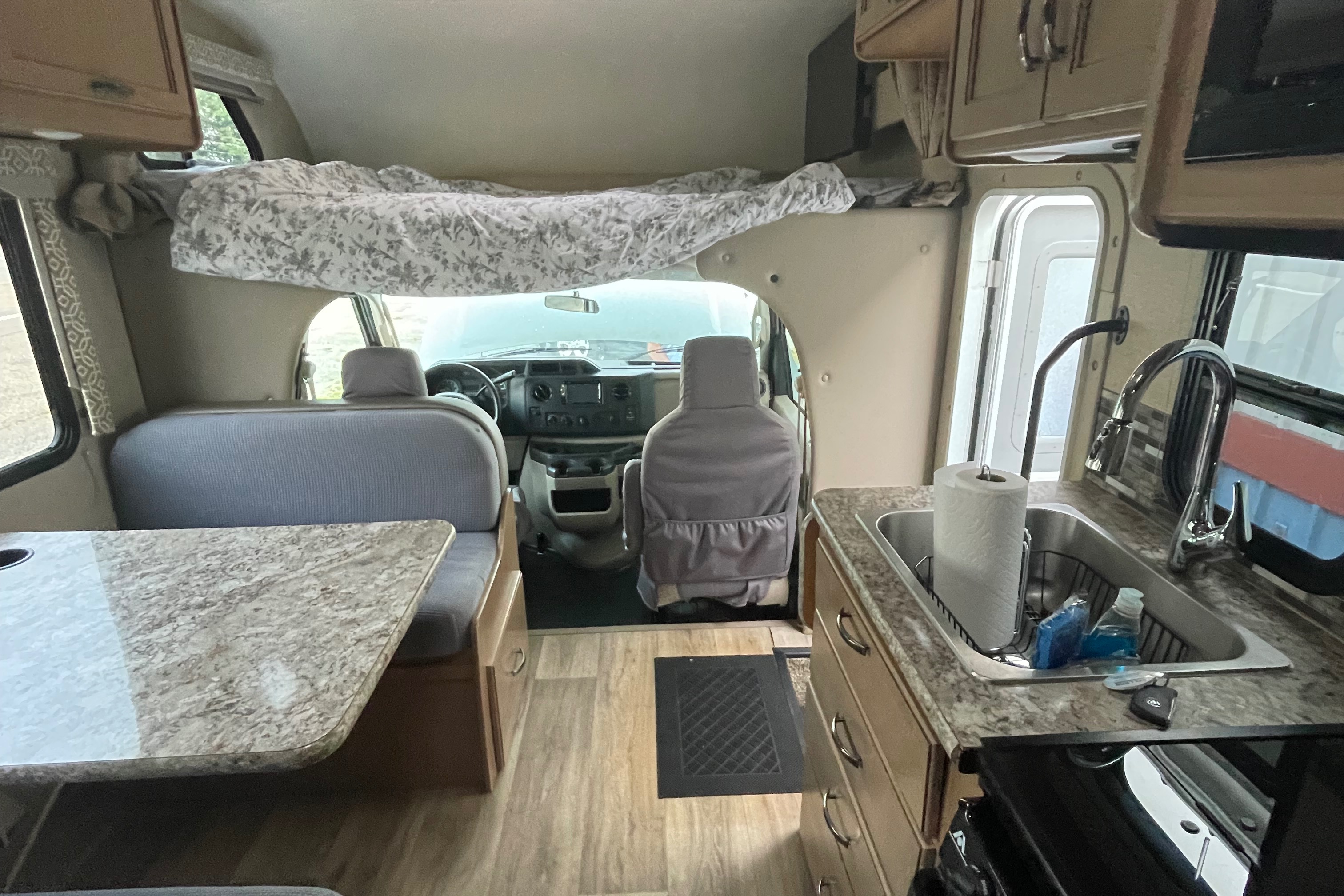 Fully loaded Thor Motor Coach Freedom Elite Class C