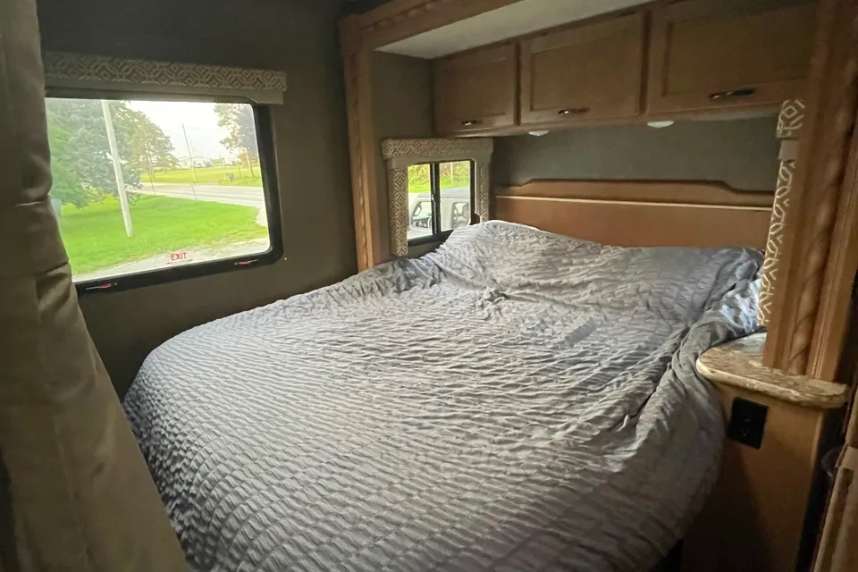 Fully loaded Thor Motor Coach Freedom Elite Class C