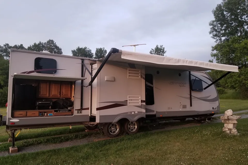 Cedar & Stone 32’ Viewfinder RV VS32KIBH Travel Trailer