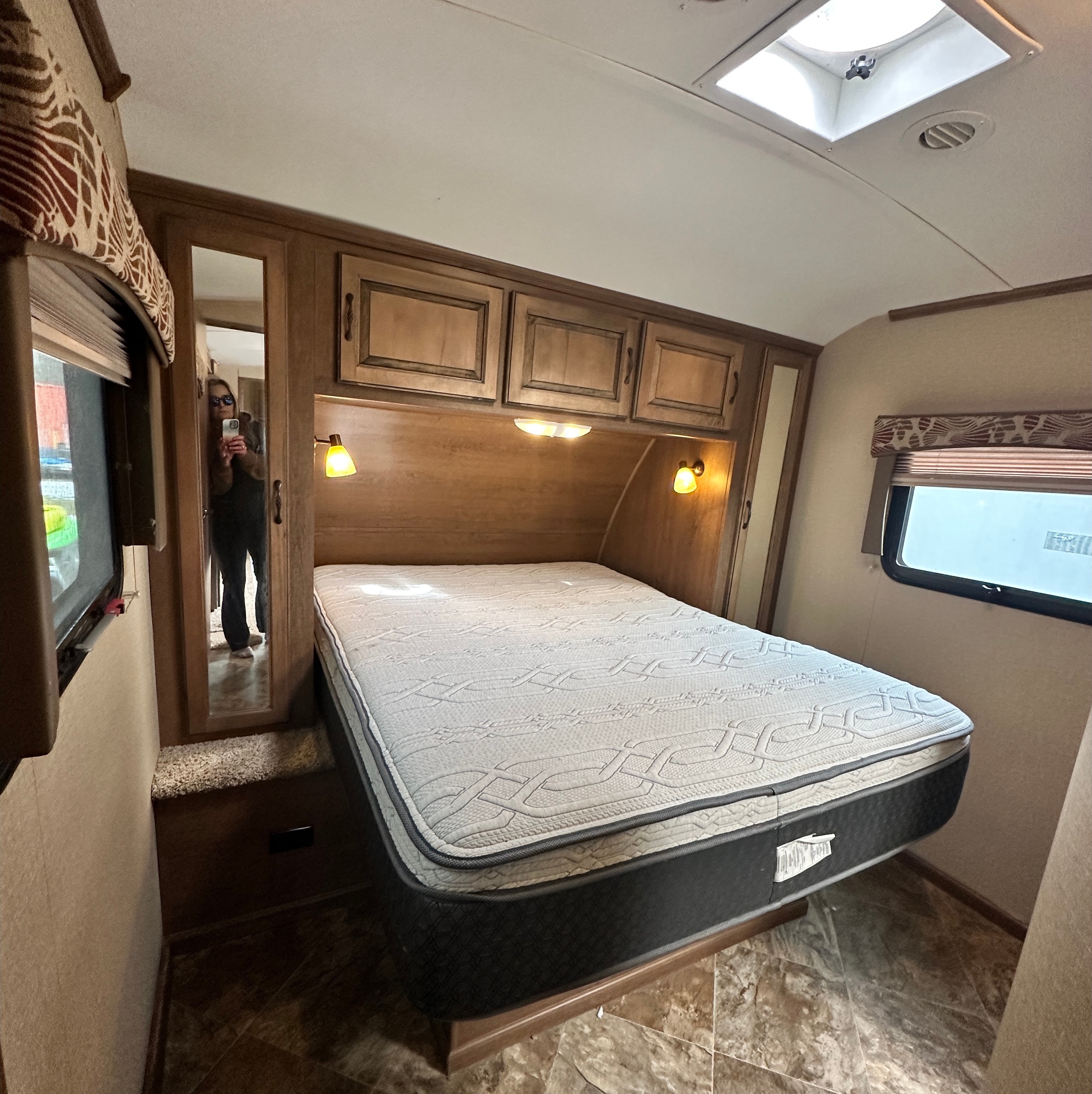 Cedar & Stone 32’ Viewfinder RV VS32KIBH Travel Trailer
