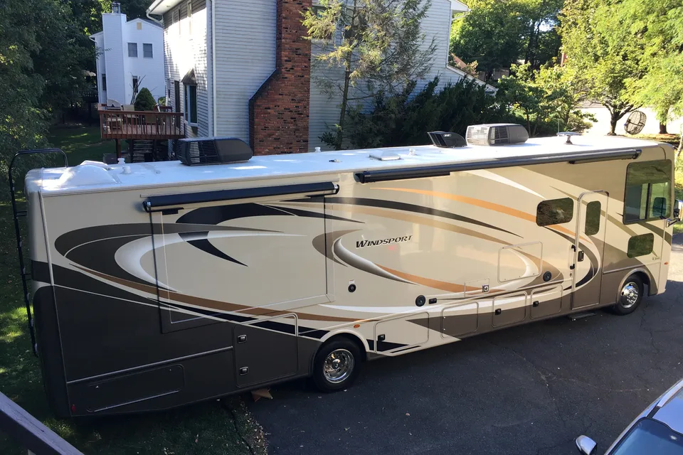 gary's Thor Motor Coach Windsport Class A