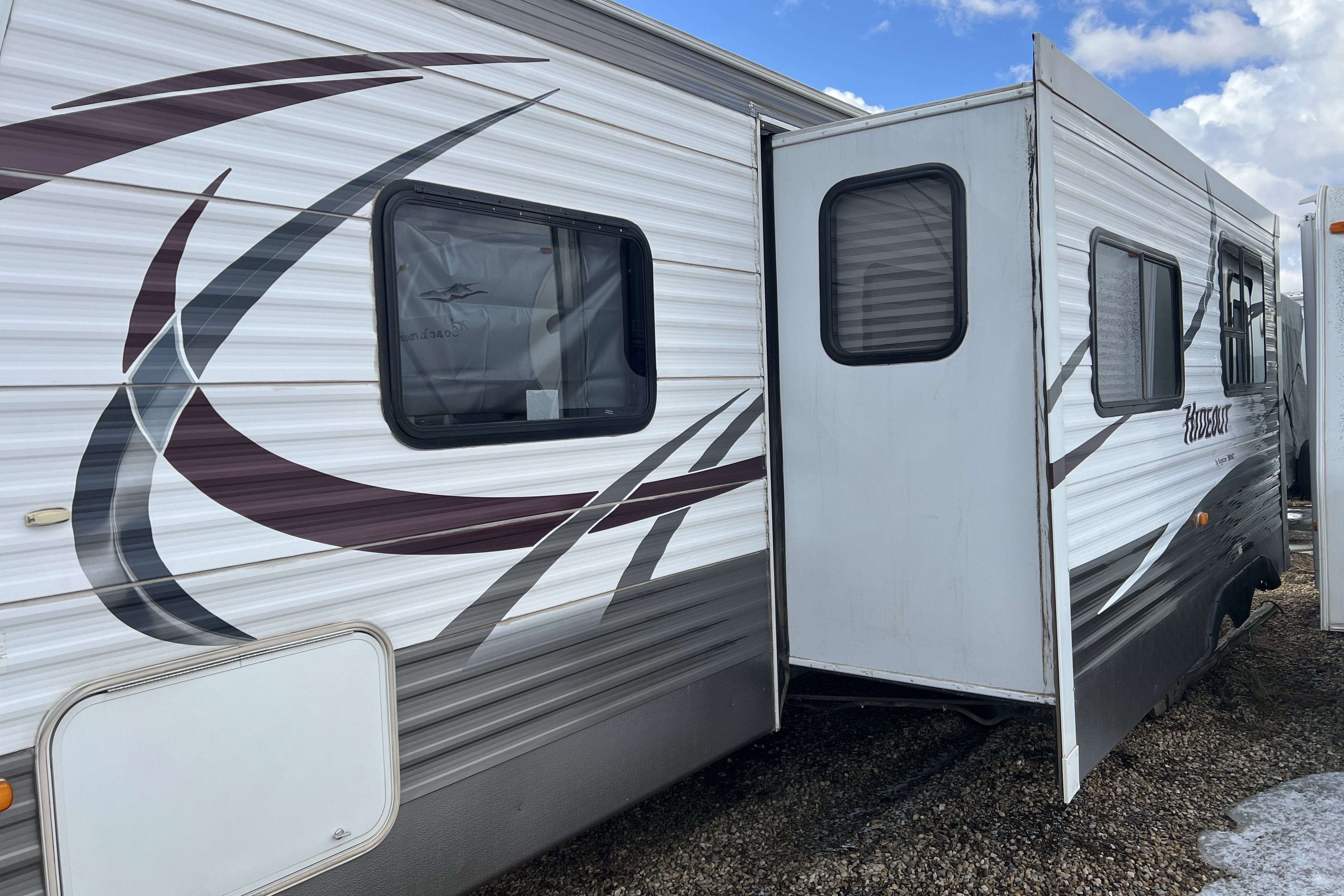 26 Feet of Vacation!! Half-Ton Towable • Sleeps 9 • Upgraded Comfort • Pet Friendly