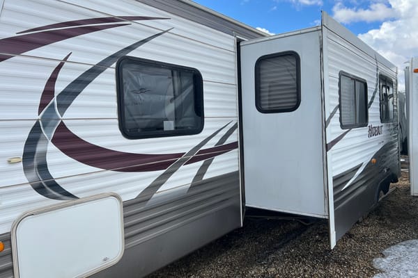 26 Feet of Vacation!! Half-Ton Towable • Sleeps 9 • Upgraded Comfort • Pet Friendly