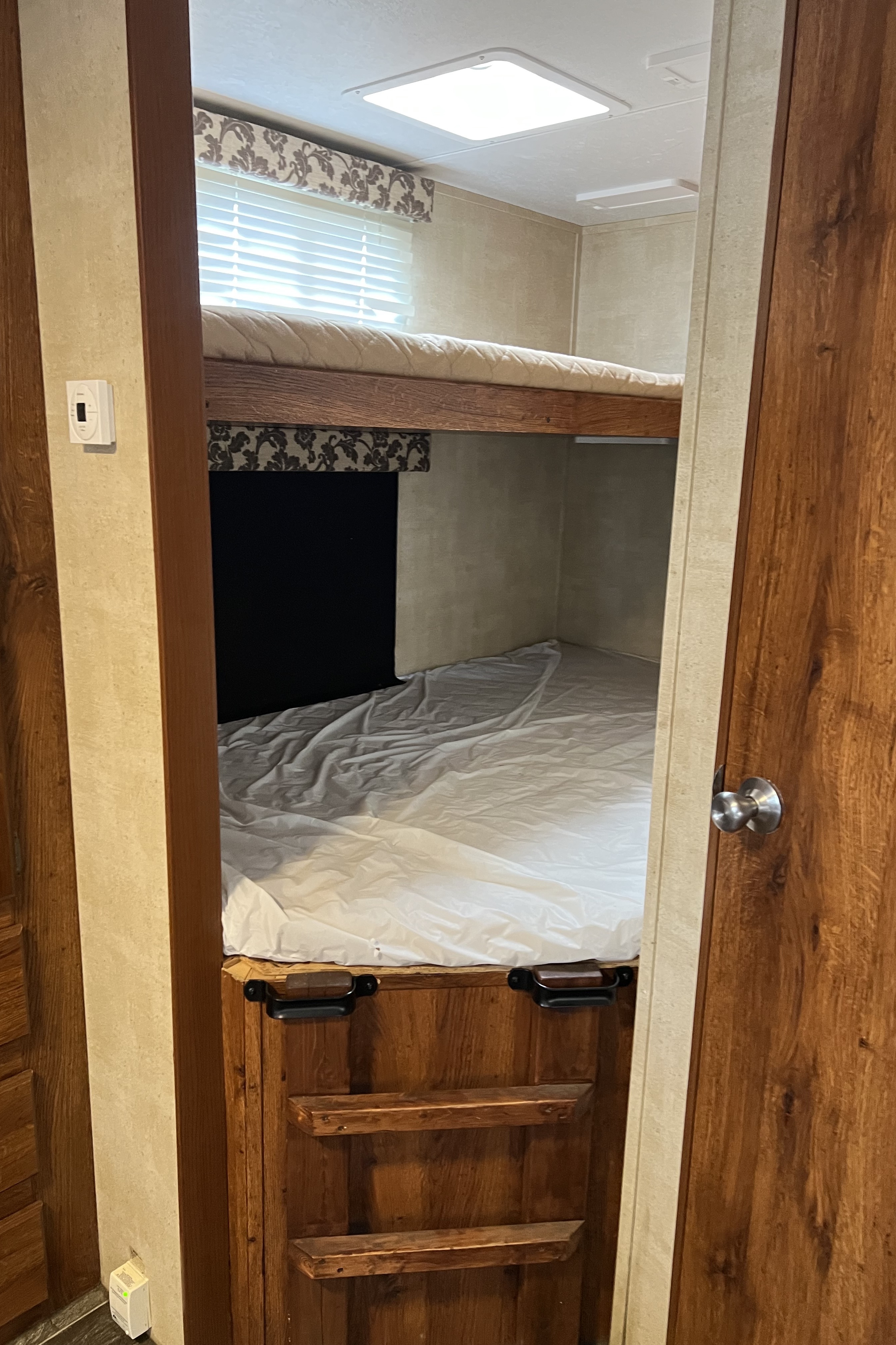 26 Feet of Vacation!! Half-Ton Towable • Sleeps 9 • Upgraded Comfort • Pet Friendly