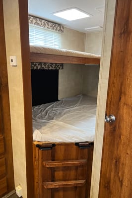 26 Feet of Vacation!! Half-Ton Towable • Sleeps 9 • Upgraded Comfort • Pet Friendly