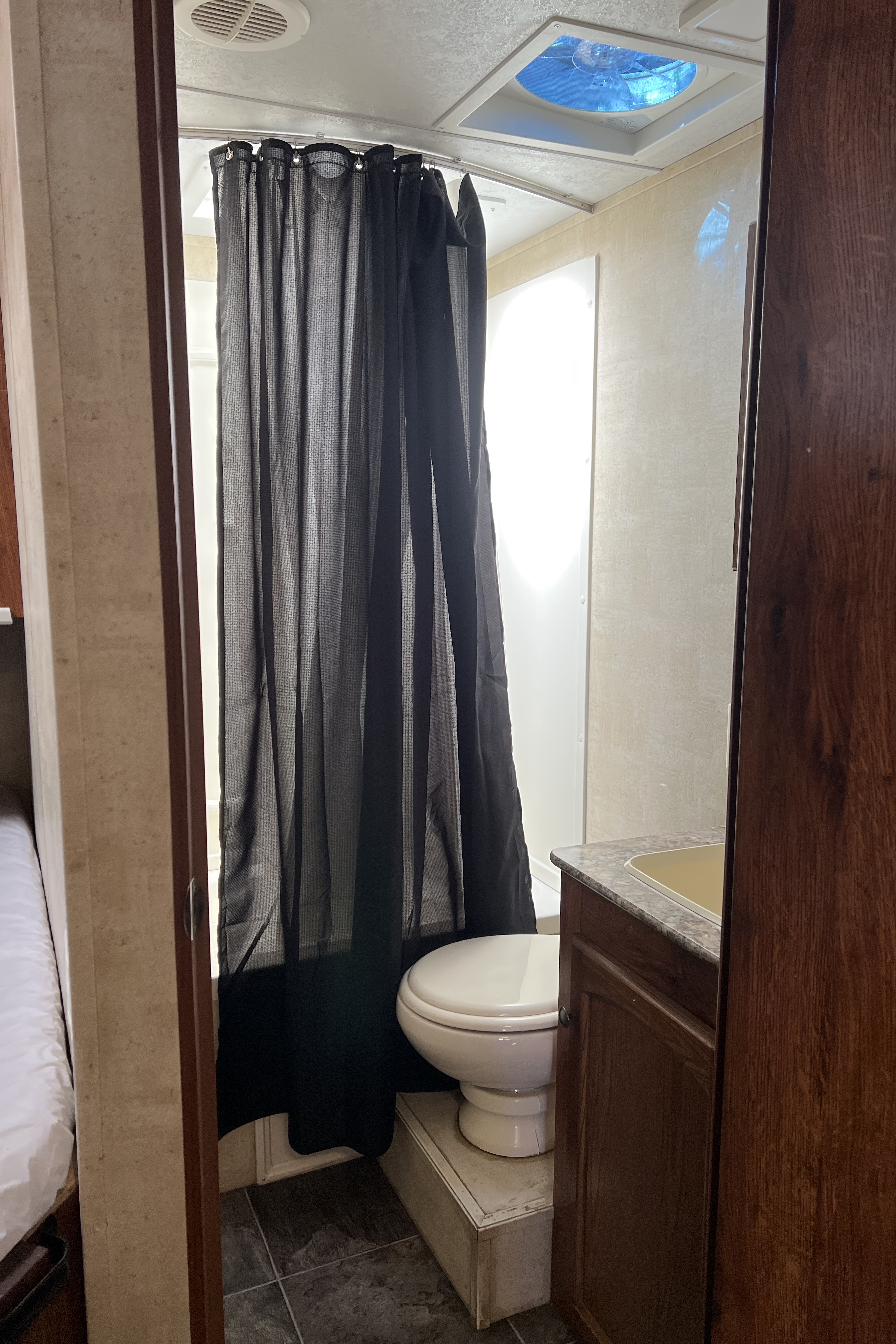 26 Feet of Vacation!! Half-Ton Towable • Sleeps 9 • Upgraded Comfort • Pet Friendly