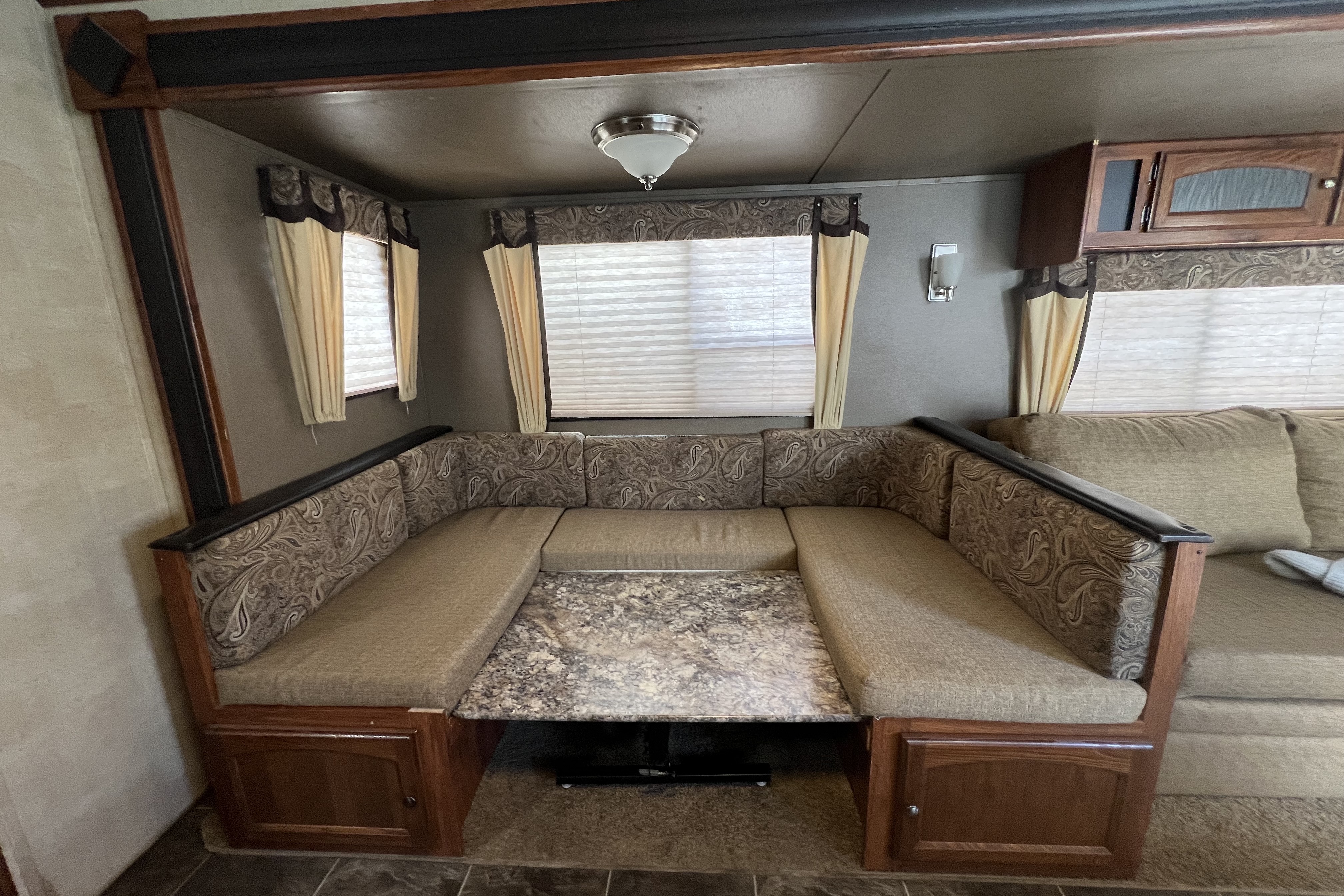 26 Feet of Vacation!! Half-Ton Towable • Sleeps 9 • Upgraded Comfort • Pet Friendly