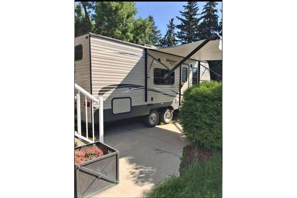 Bayani 's Keystone Hideout Travel Trailer