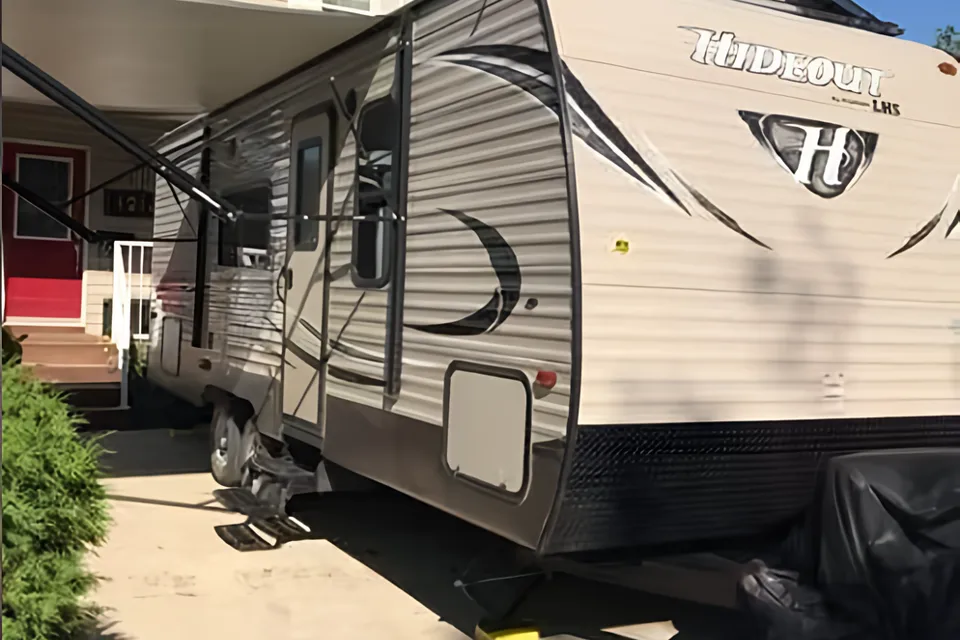 Bayani 's Keystone Hideout Travel Trailer