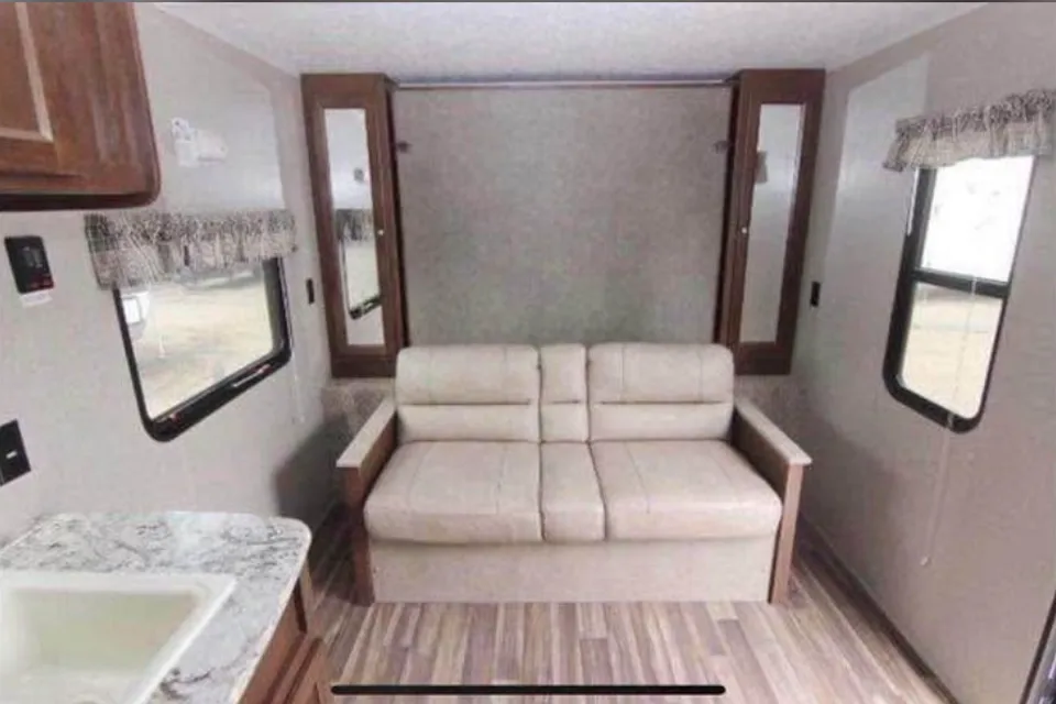 Bayani 's Keystone Hideout Travel Trailer