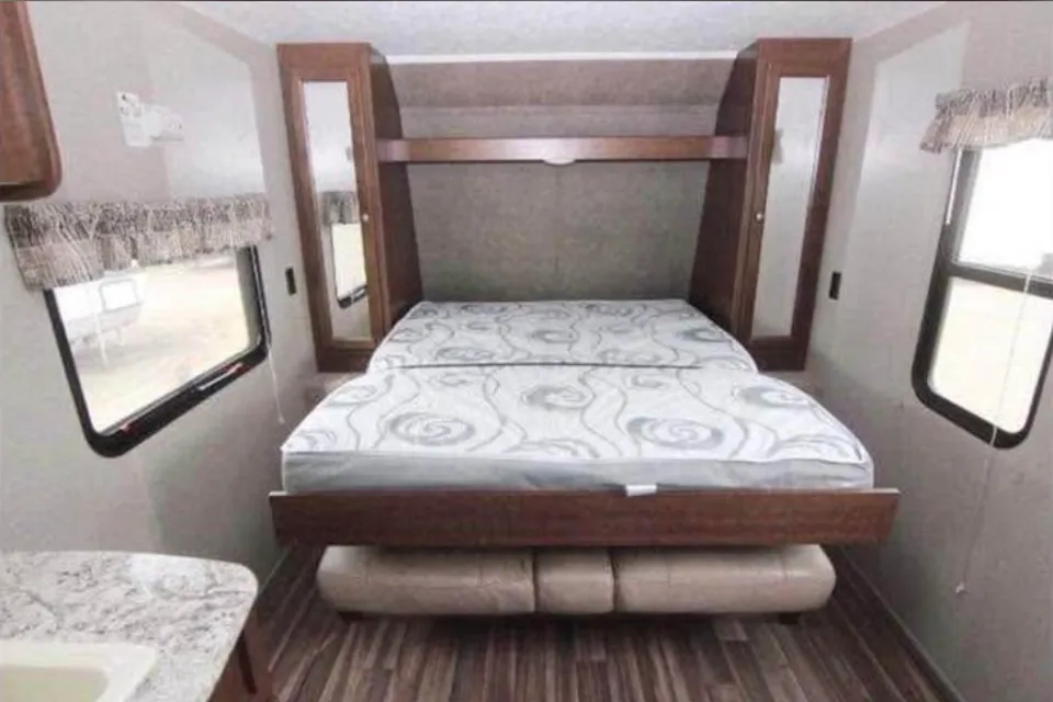 Bayani 's Keystone Hideout Travel Trailer