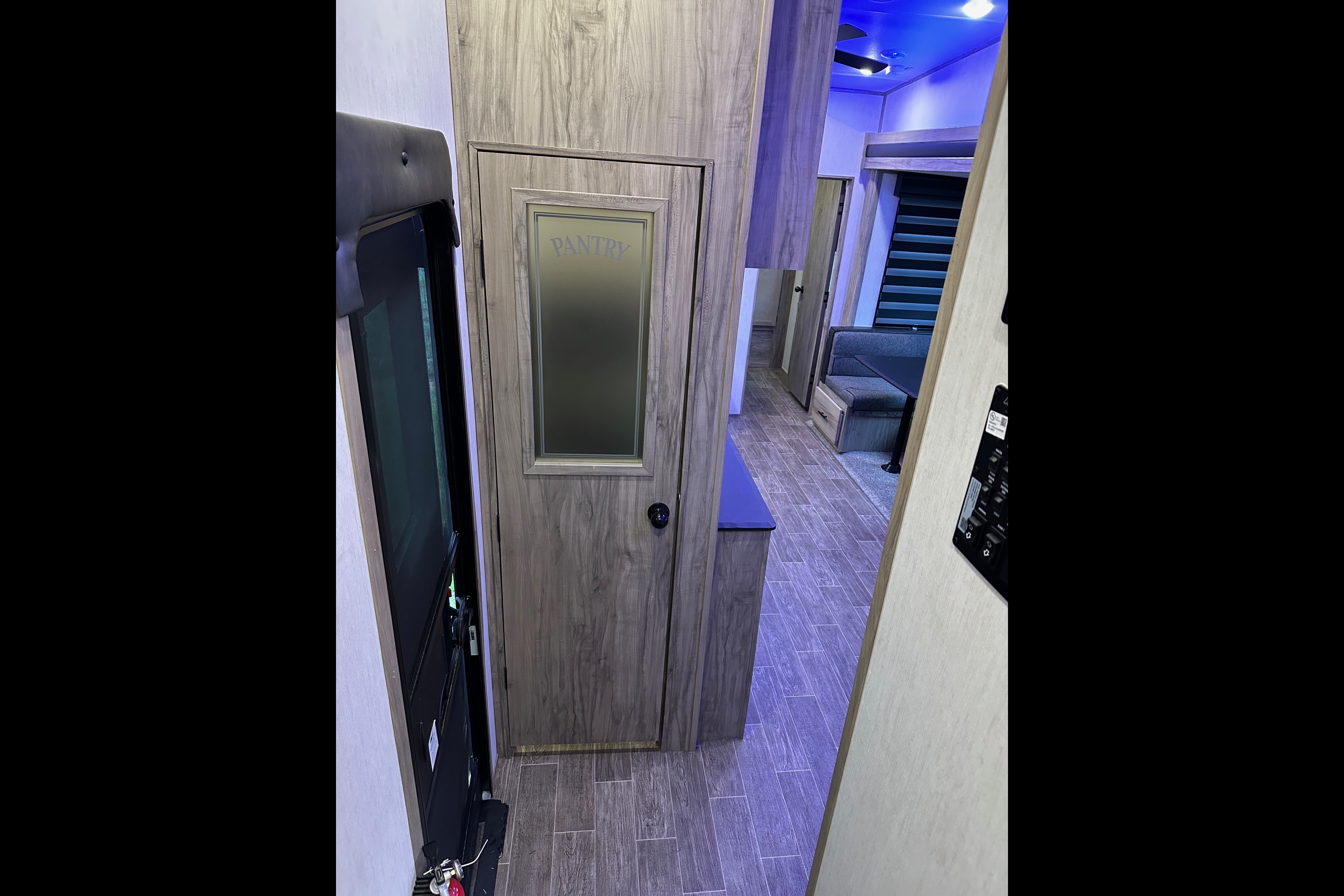 2021 Arctic Wolf 287BH Fifth Wheel, Sleeps up to 10!