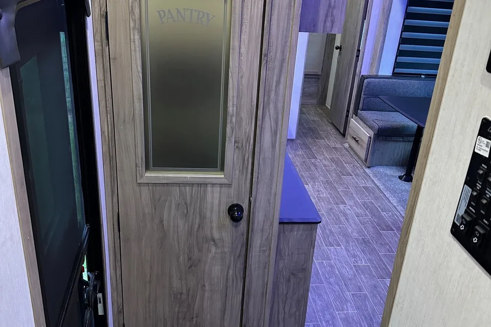 2021 Arctic Wolf 287BH Fifth Wheel, Sleeps up to 10!