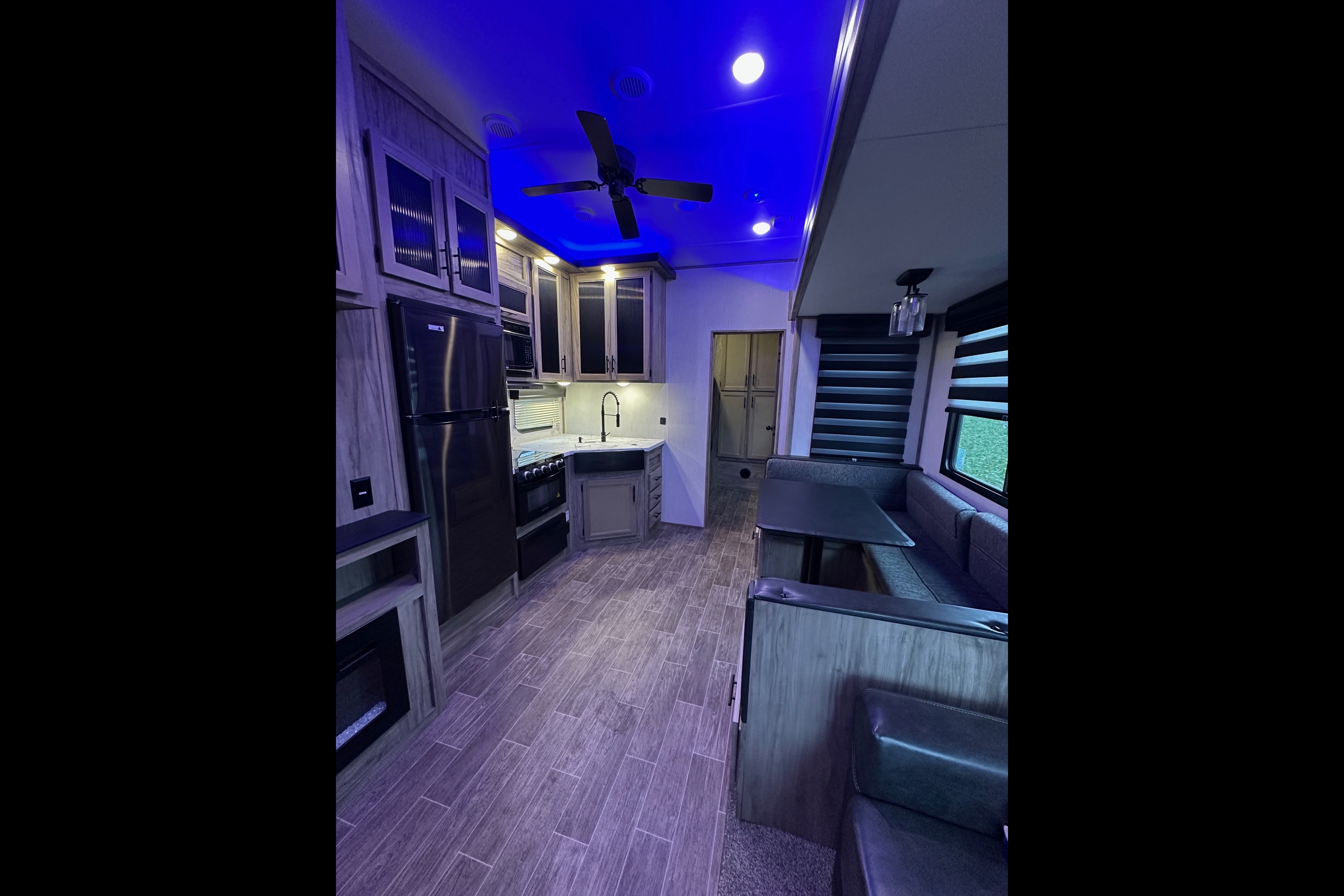 2021 Arctic Wolf 287BH Fifth Wheel, Sleeps up to 10!