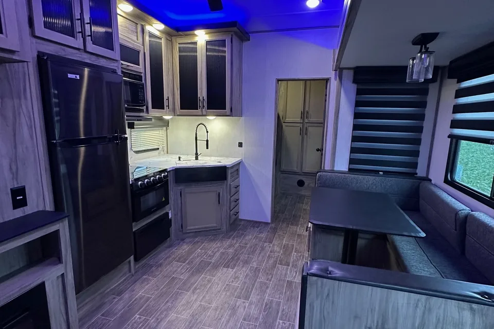 2021 Arctic Wolf 287BH Fifth Wheel, Sleeps up to 10!