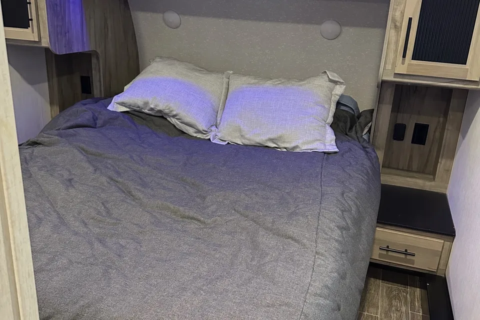 2021 Arctic Wolf 287BH Fifth Wheel, Sleeps up to 10!