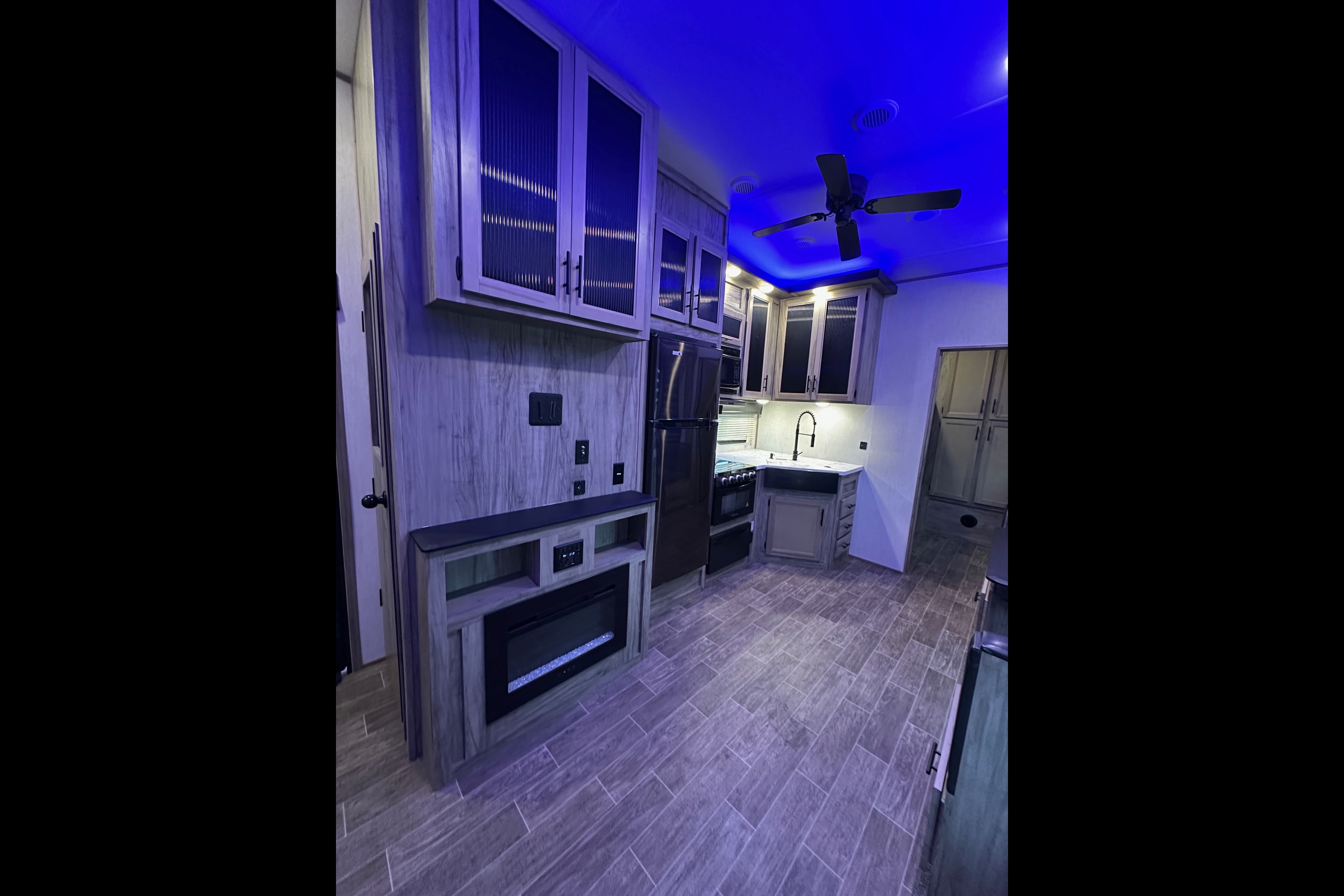2021 Arctic Wolf 287BH Fifth Wheel, Sleeps up to 10!