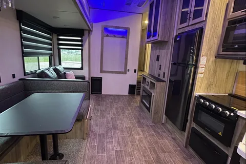 2021 Arctic Wolf 287BH Fifth Wheel, Sleeps up to 10!