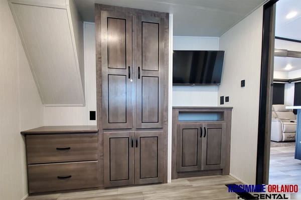 NEW 43' LUXURY 2 BEDROOM FIFTH WHEEL - SLEEPS 8