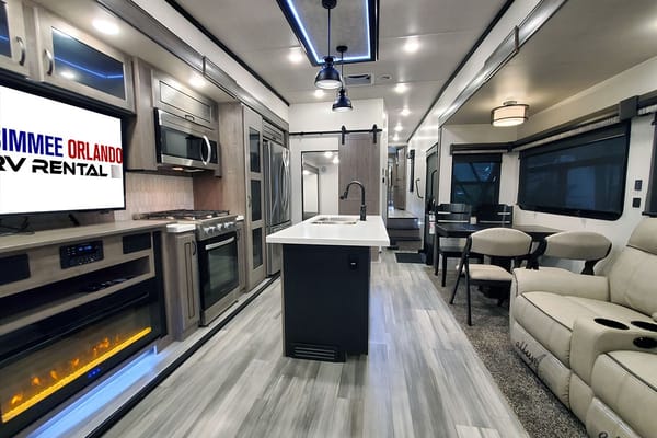 NEW 43' LUXURY 2 BEDROOM FIFTH WHEEL - SLEEPS 8