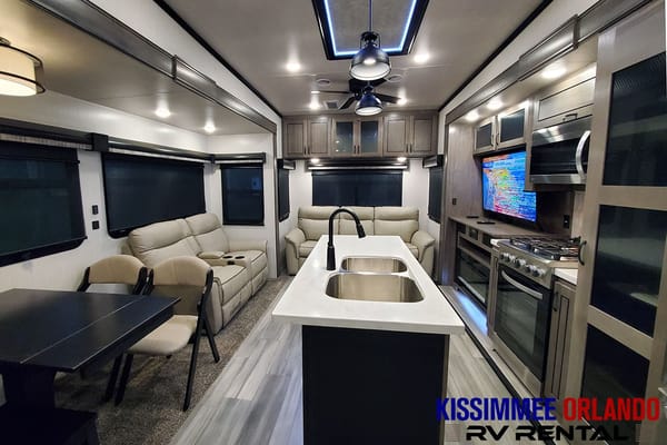 NEW 43' LUXURY 2 BEDROOM FIFTH WHEEL - SLEEPS 8
