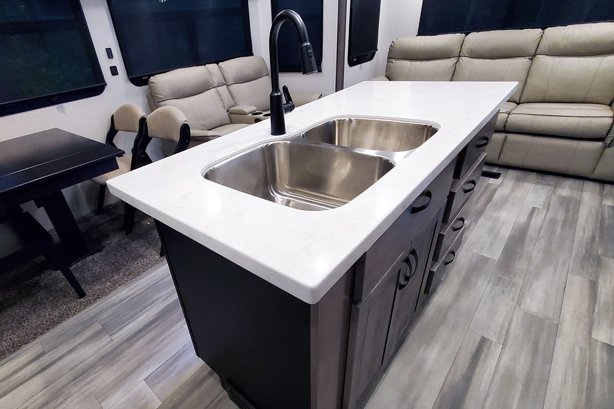 NEW 43' LUXURY 2 BEDROOM FIFTH WHEEL - SLEEPS 8