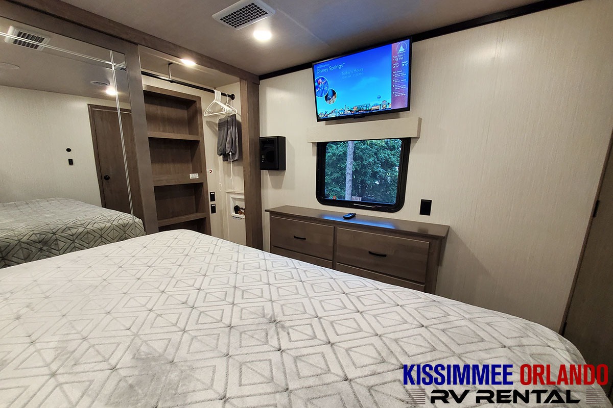 NEW 43' LUXURY 2 BEDROOM FIFTH WHEEL - SLEEPS 8