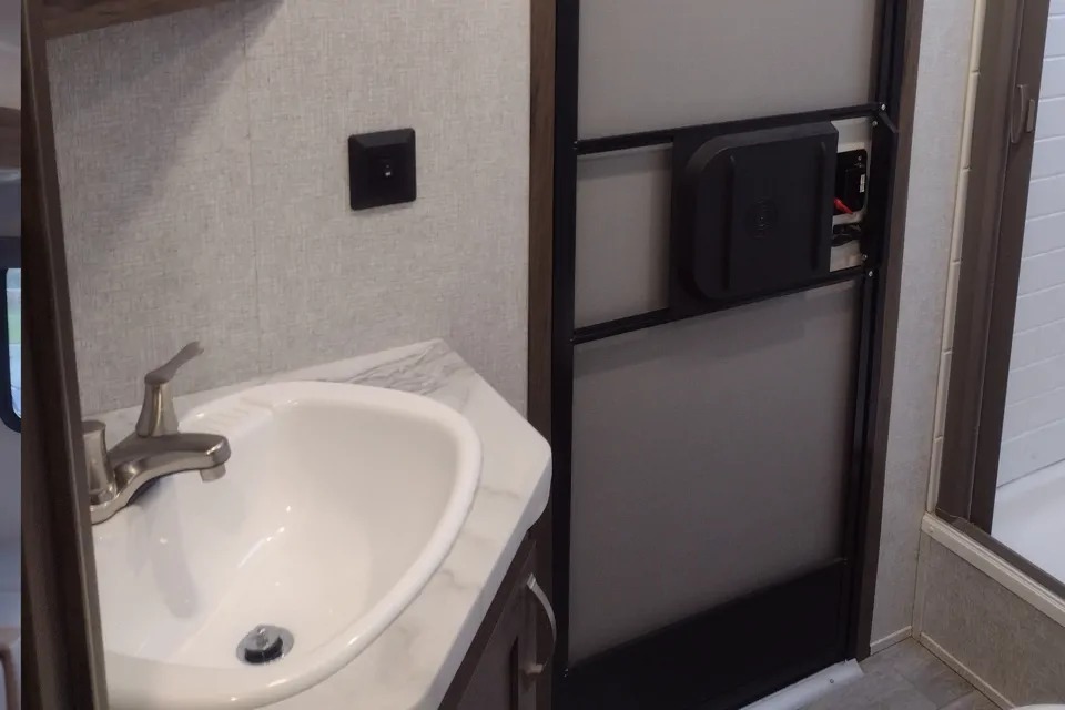 SilverLake 2 w/ Bunks: Delivery Available ($85)Fully Equipped: No Prep Fee