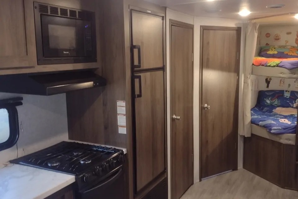 SilverLake 2 w/ Bunks: Delivery Available ($85)Fully Equipped: No Prep Fee