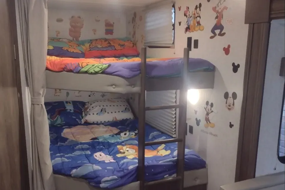 SilverLake 2 w/ Bunks: Delivery Available ($85)Fully Equipped: No Prep Fee